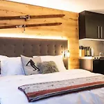 Wunderstay Alpine 403 Centric Studio Balcony/View